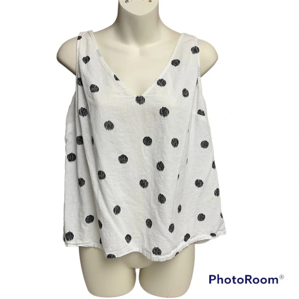 A new day black/white v neck blouse size Large key hole button in the back